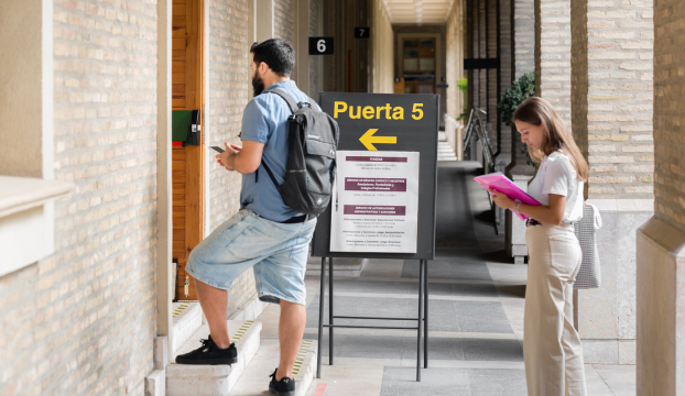 Dos personas en la pueta de una oficina de atención a la ciudadanía del Gobierno de Aragón